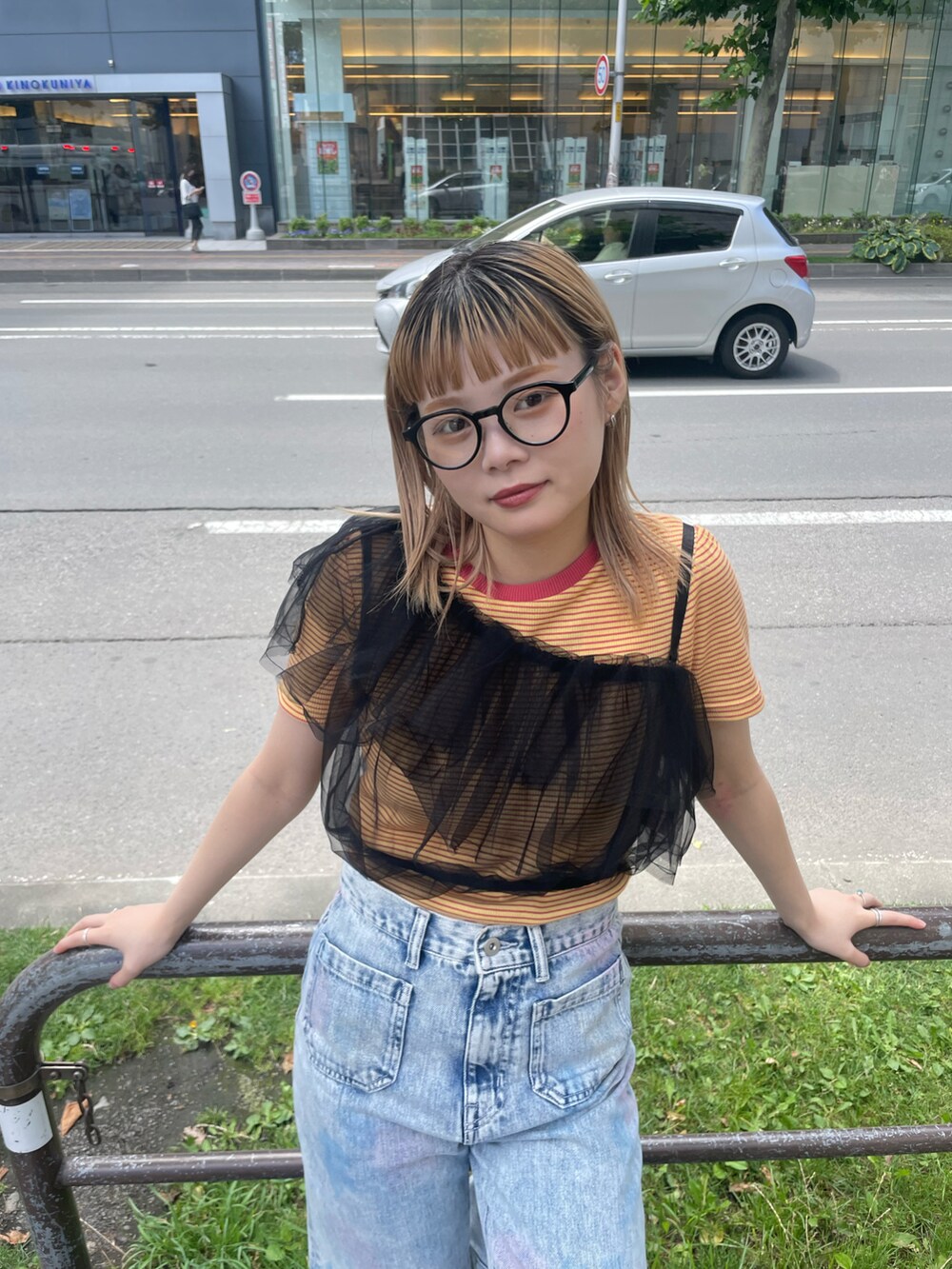 ブラック系のその他トップス、オレンジ系のワンピース、ブルー系のデニムパンツを着用したレディースの夏コーディネートの4枚目の写真