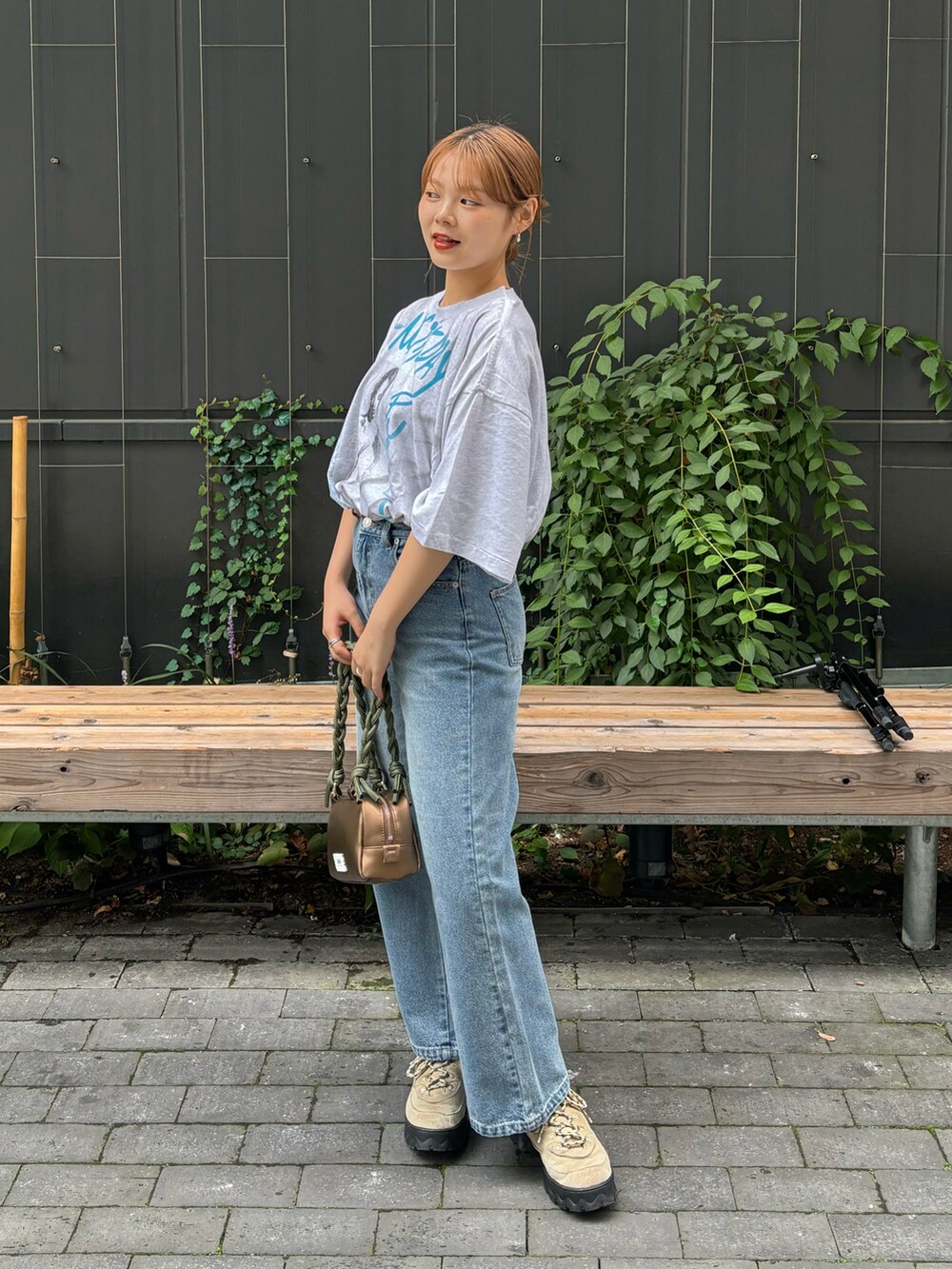 ホワイト系のTシャツ/カットソー、ブルー系のデニムパンツを着用したレディースの夏コーディネートの3枚目の写真