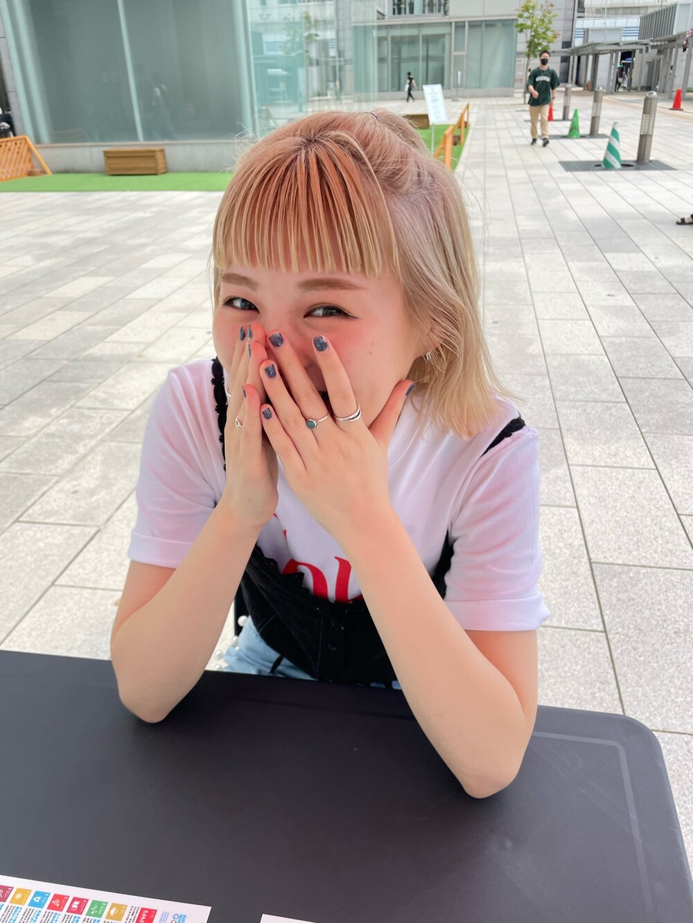 ホワイト系のTシャツ/カットソー、ブラック系のキャミソール、ブルー系のデニムパンツを着用したレディースの夏コーディネートの4枚目の写真