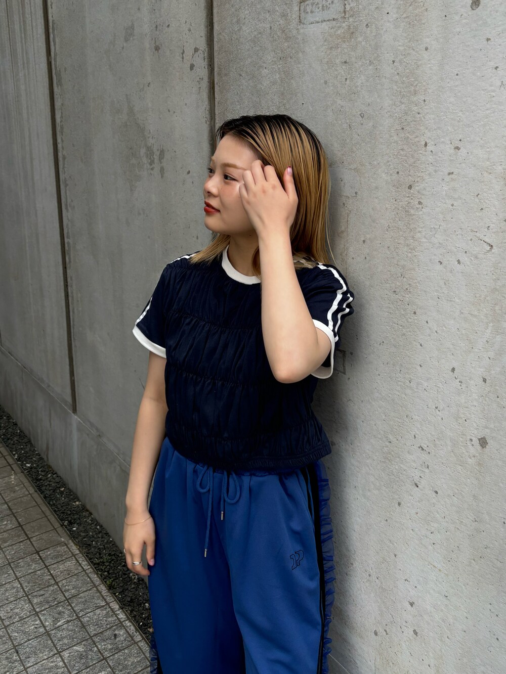 ブルー系のTシャツ/カットソー、ブルー系のその他パンツを着用したレディースの夏コーディネートの3枚目の写真