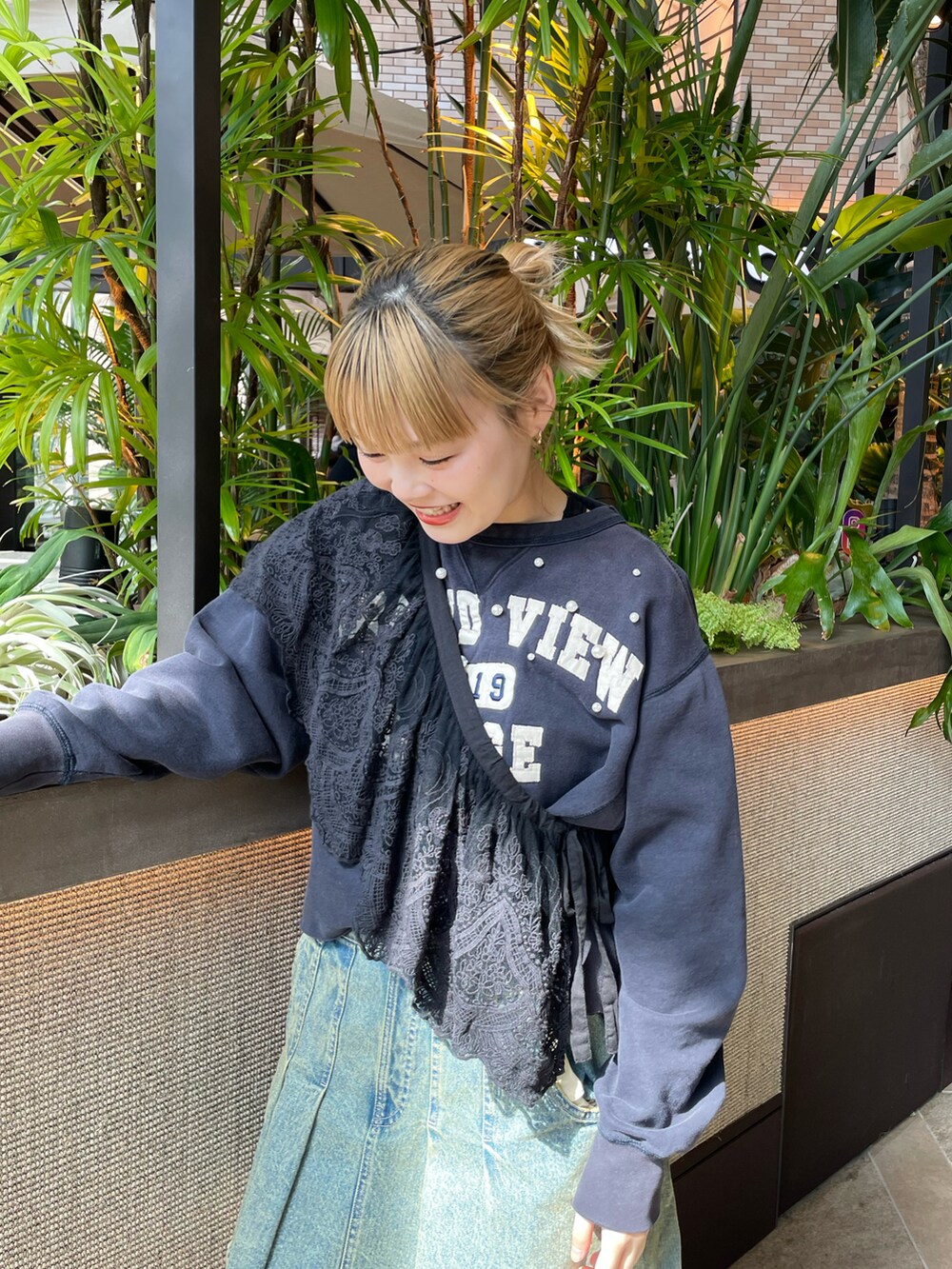 ブルー系のデニムスカート、ブラック系の付け襟を着用したレディースの春コーディネートの3枚目の写真