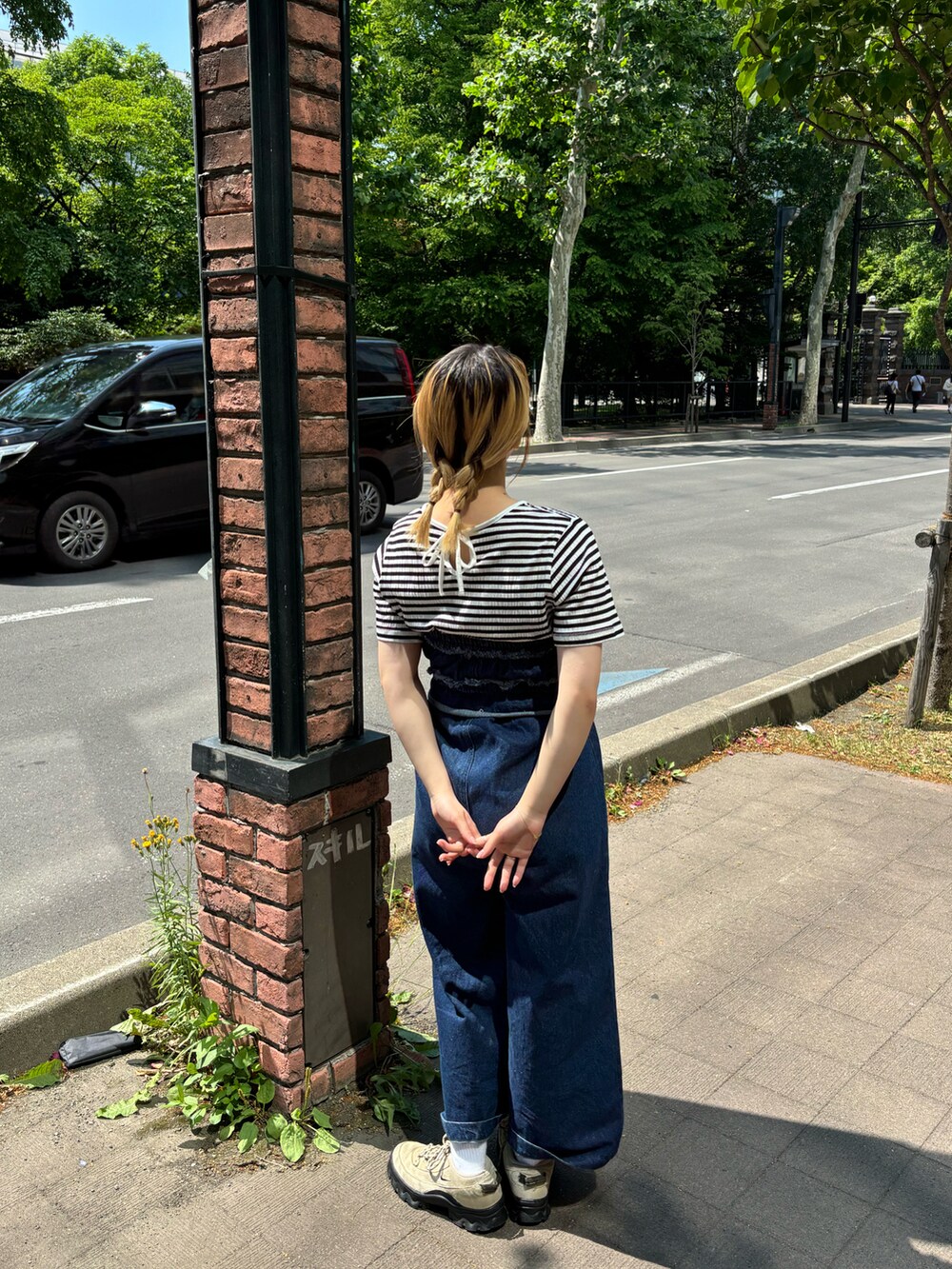 ブラック系のTシャツ/カットソー、ブルー系のサロペット/オーバーオールを着用したレディースの夏コーディネートの2枚目の写真