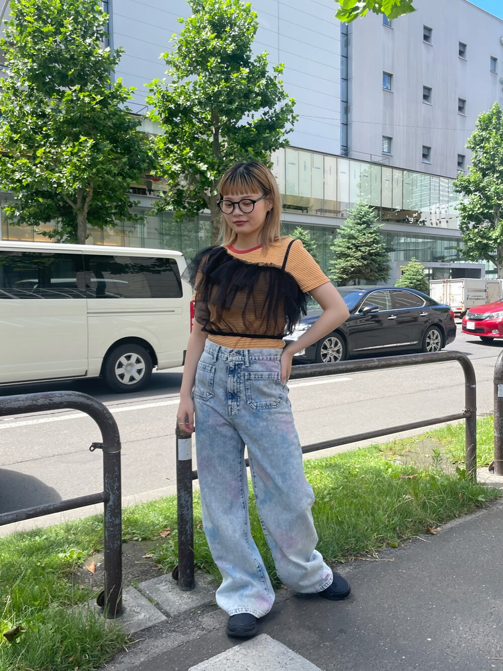 ブラック系のその他トップス、オレンジ系のワンピース、ブルー系のデニムパンツを着用したレディースの夏コーディネートの2枚目の写真