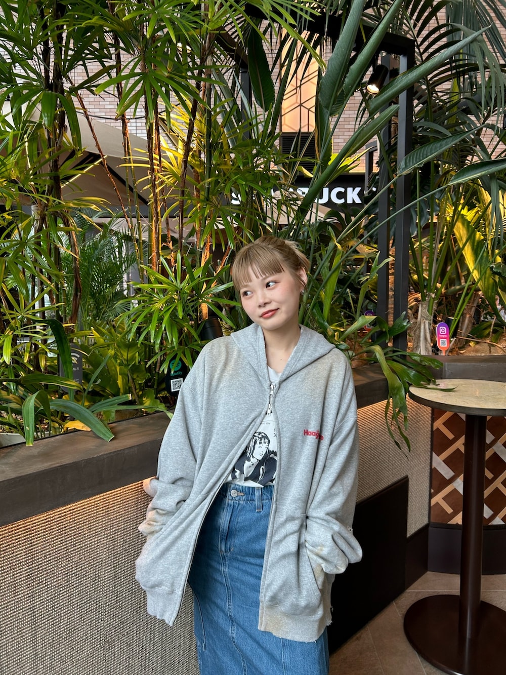 グレー系のパーカー、ホワイト系のTシャツ/カットソーを着用したレディースの冬コーディネートの2枚目の写真