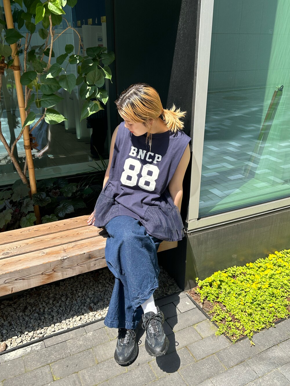 ブルー系のTシャツ/カットソー、ブルー系のサロペット/オーバーオールを着用したレディースの夏コーディネートの2枚目の写真
