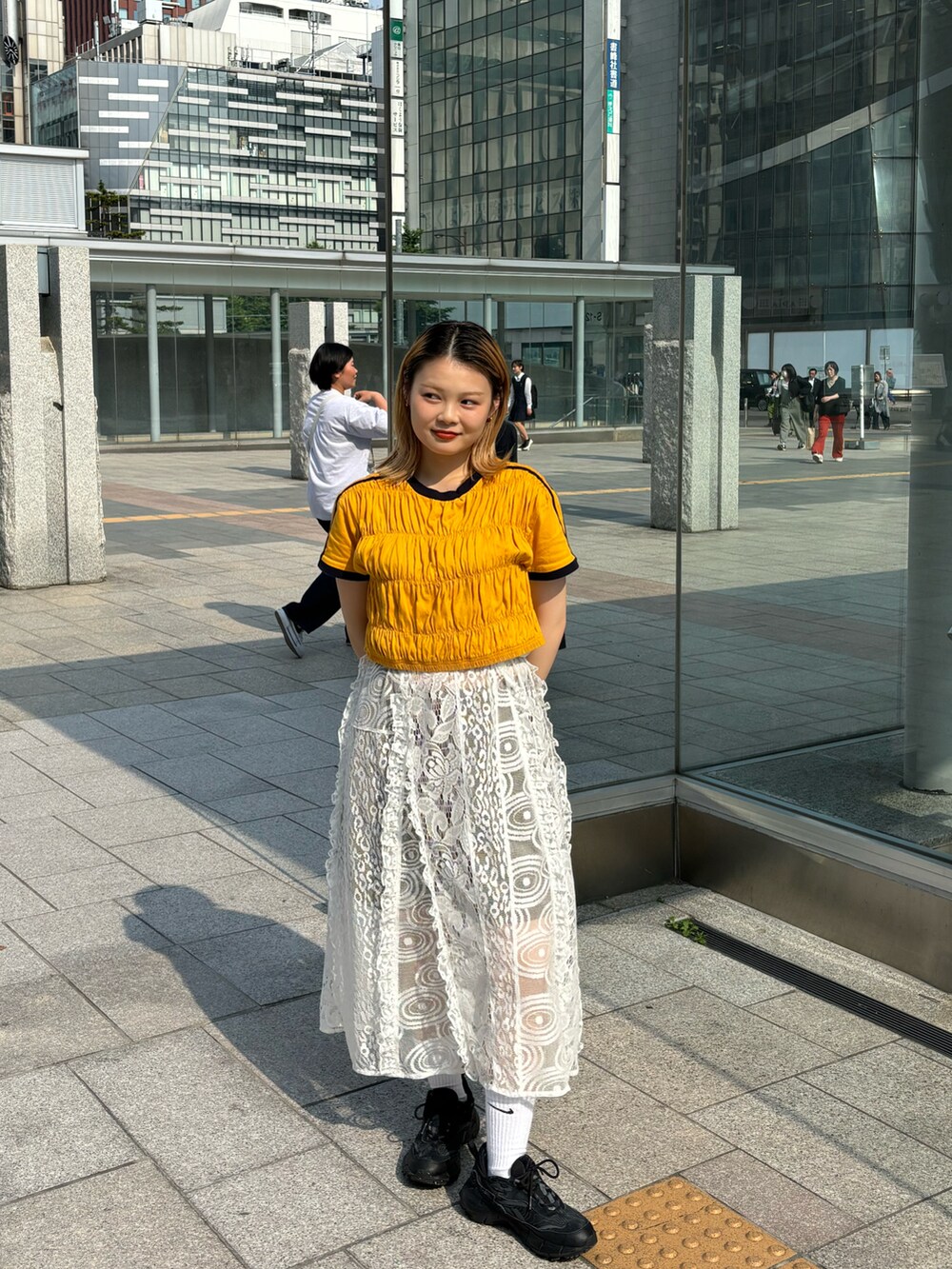 ホワイト系のワンピース/ドレス、イエロー系のTシャツ/カットソーを着用したレディースの夏コーディネートの2枚目の写真