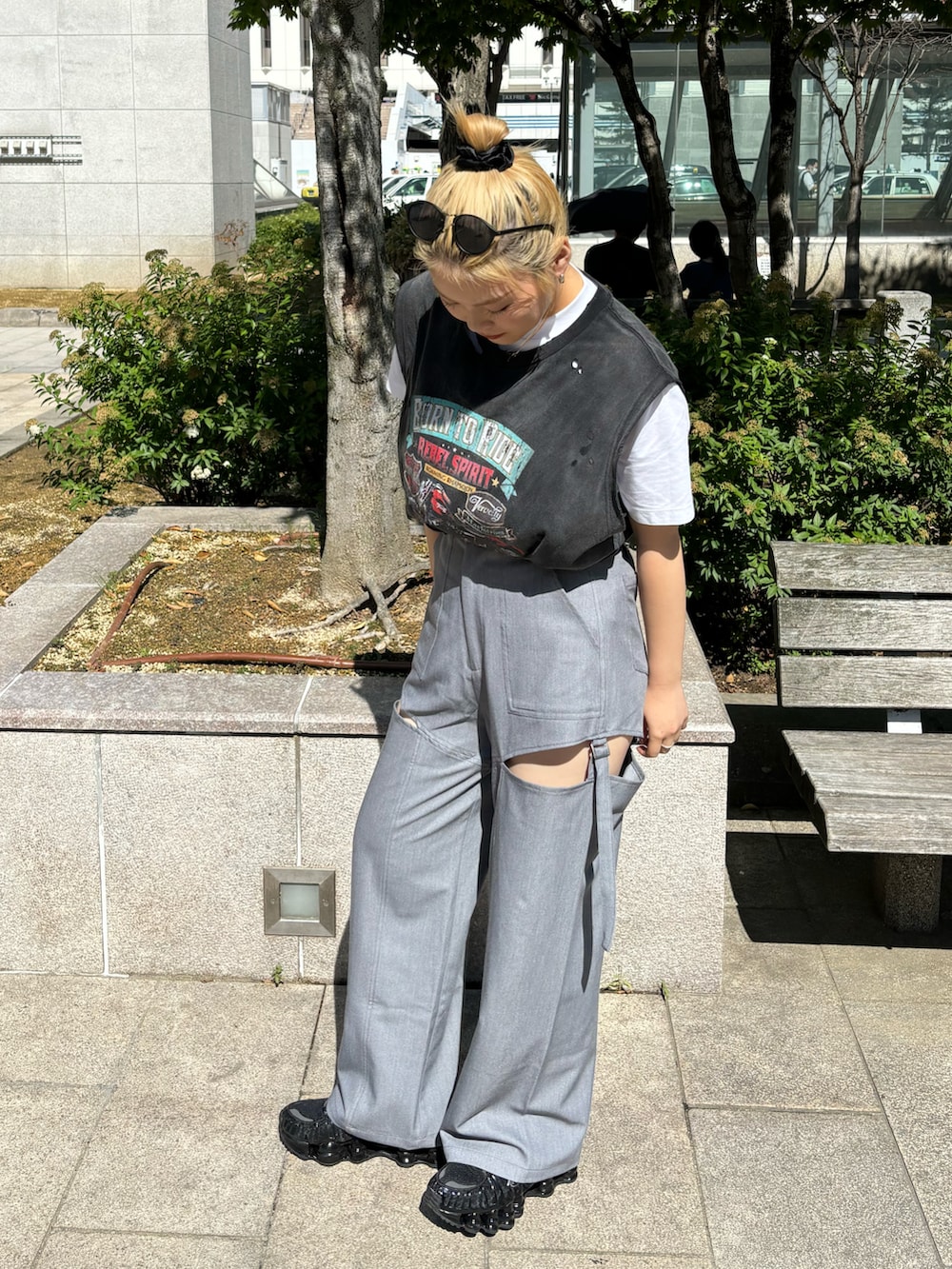 グレー系のスラックス、ブラック系のタンクトップを着用したレディースの夏コーディネートの2枚目の写真