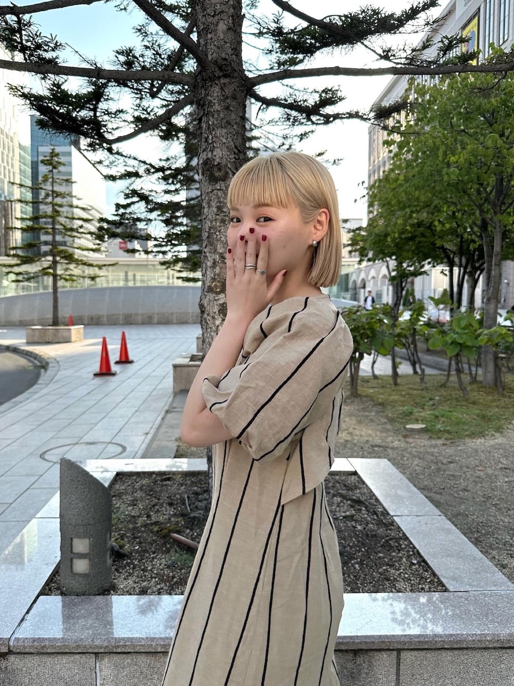 ベージュ系のワンピースを着用したレディースの夏コーディネートの3枚目の写真