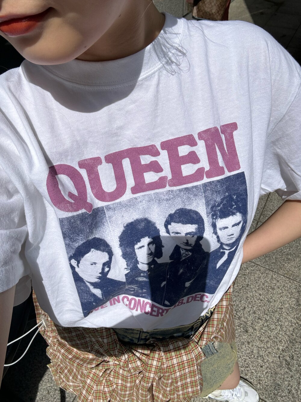ホワイト系のTシャツ/カットソー、ブルー系のデニムスカート、グリーン系のシャツ/ブラウスを着用したレディースの春コーディネートの3枚目の写真