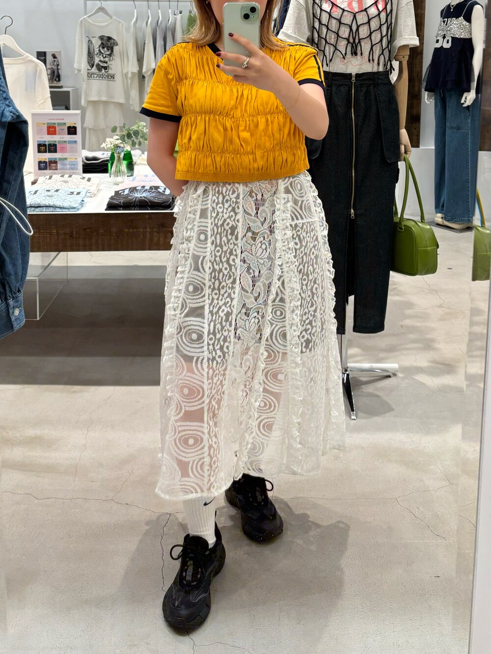 ホワイト系のワンピース/ドレス、イエロー系のTシャツ/カットソーを着用したレディースの夏コーディネートの4枚目の写真