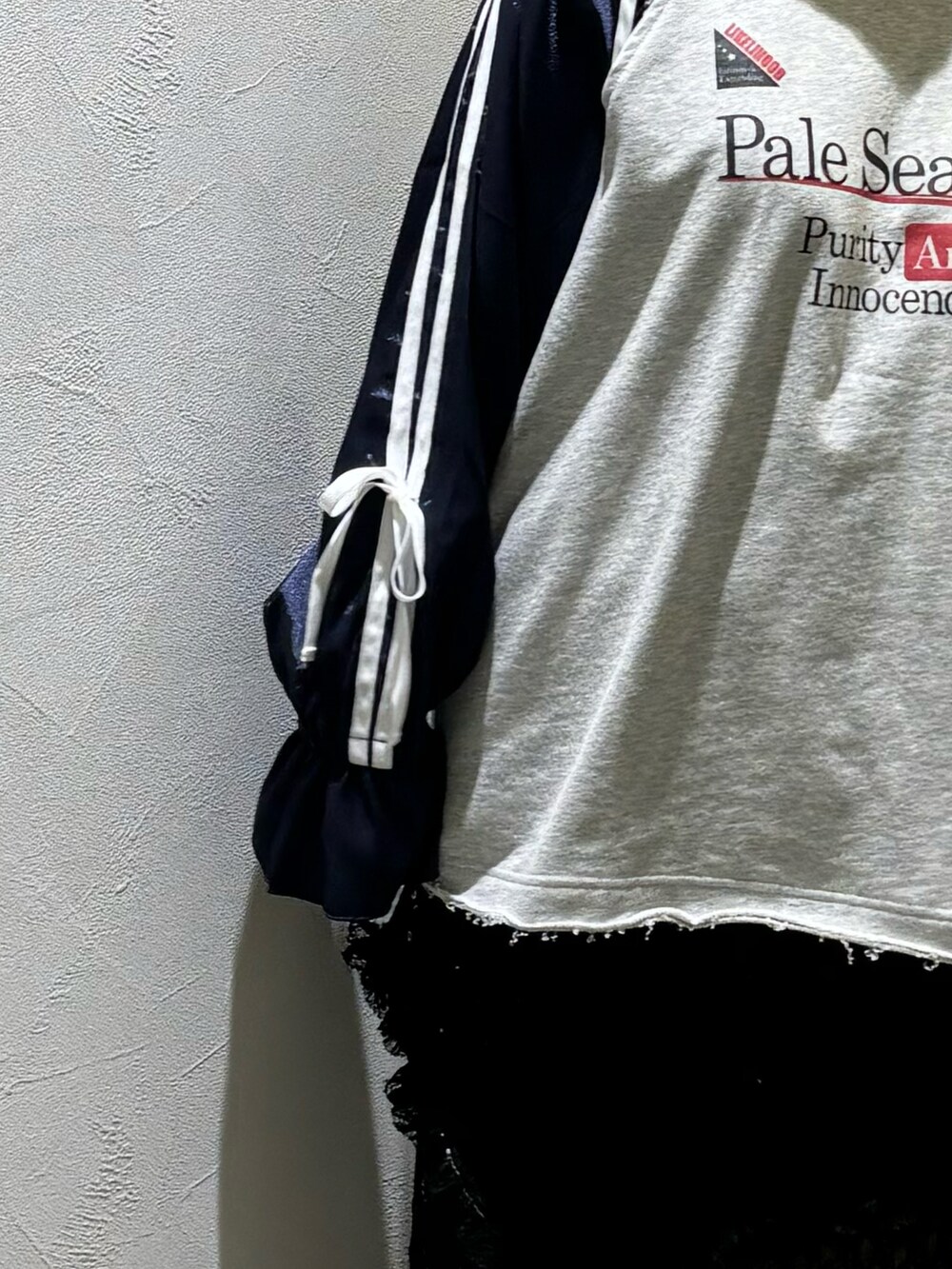 ブルー系のTシャツ/カットソー、ブラック系のスカート、ホワイト系のその他パンツを着用したレディースの秋コーディネートの4枚目の写真