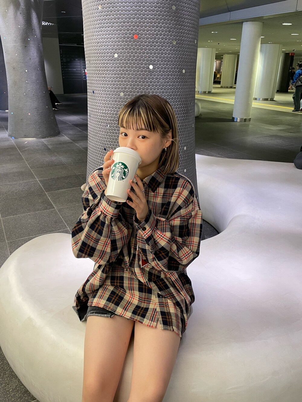 レッド系のシャツ/ブラウス、ブラック系のデニムスカートを着用したレディースの秋コーディネートの2枚目の写真