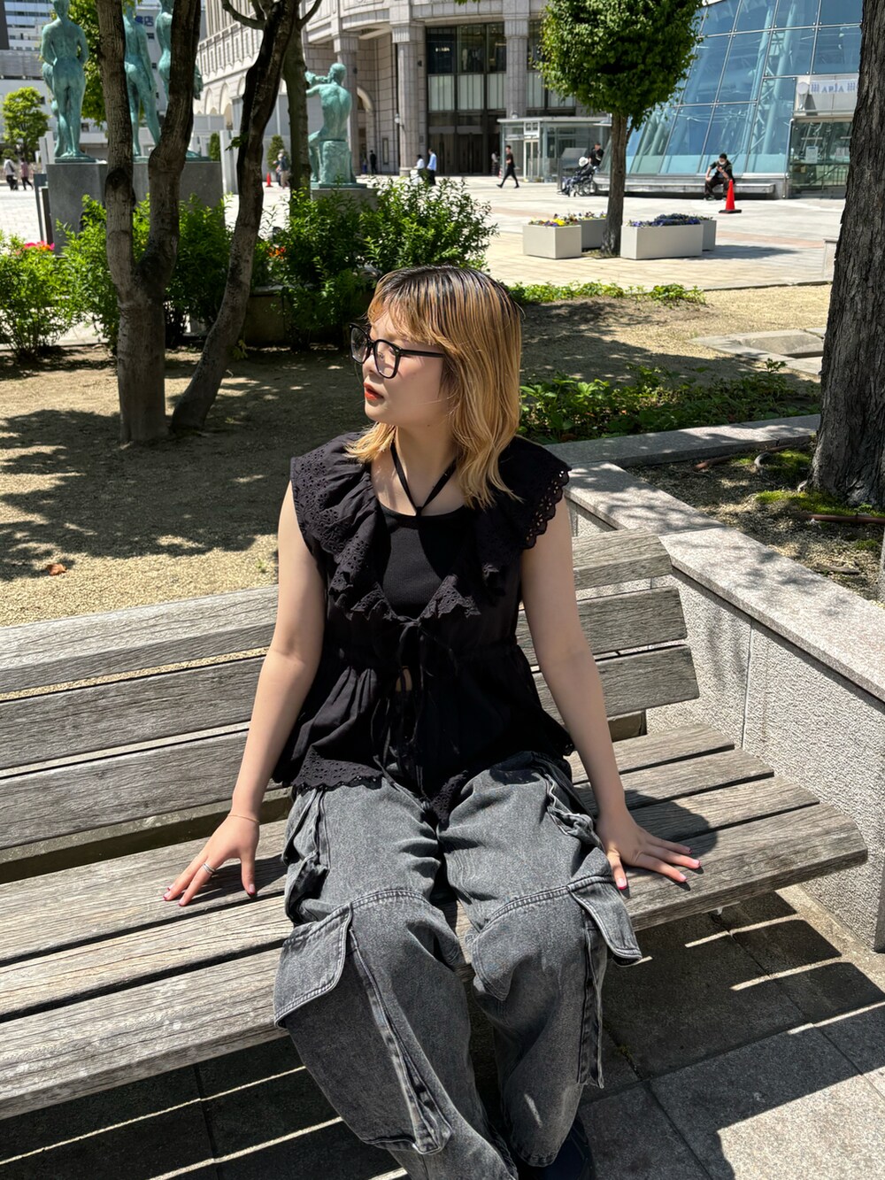 ブラック系のシャツ/ブラウス、ブラック系のタンクトップ、ブラック系のデニムパンツを着用したレディースの夏コーディネートの2枚目の写真