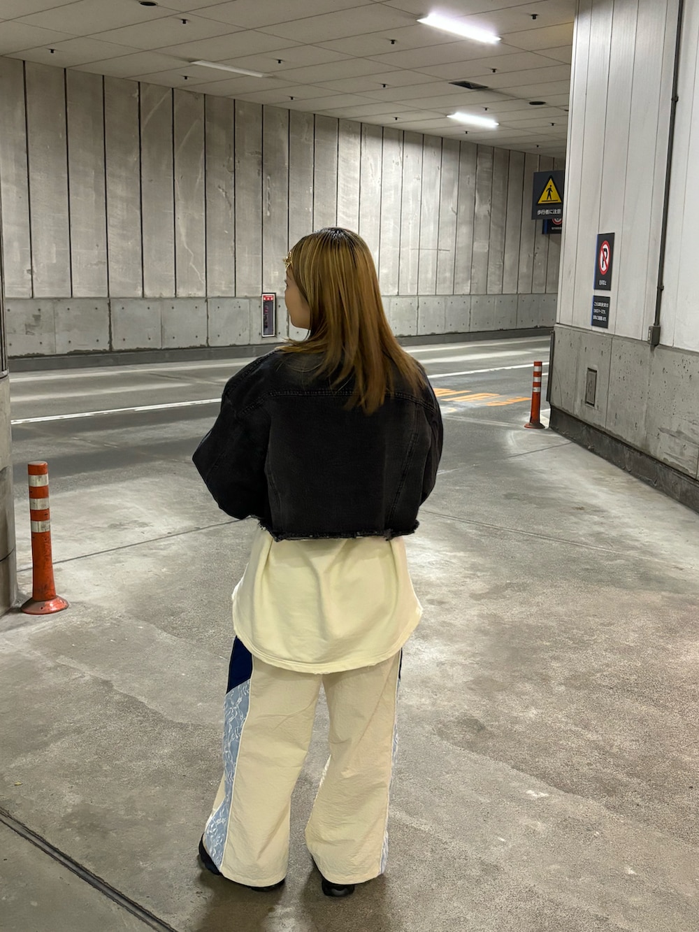 ホワイト系のスウェット、ブラック系のデニムジャケット、ブラック系のTシャツ/カットソーを着用したレディースの秋コーディネートの3枚目の写真