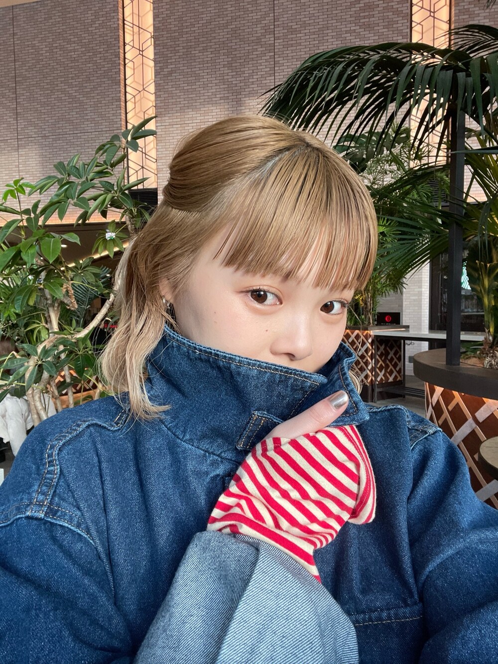 ブルー系のデニムジャケット、ブルー系のデニムスカート、レッド系のTシャツ/カットソーを着用したレディースの春コーディネートの3枚目の写真