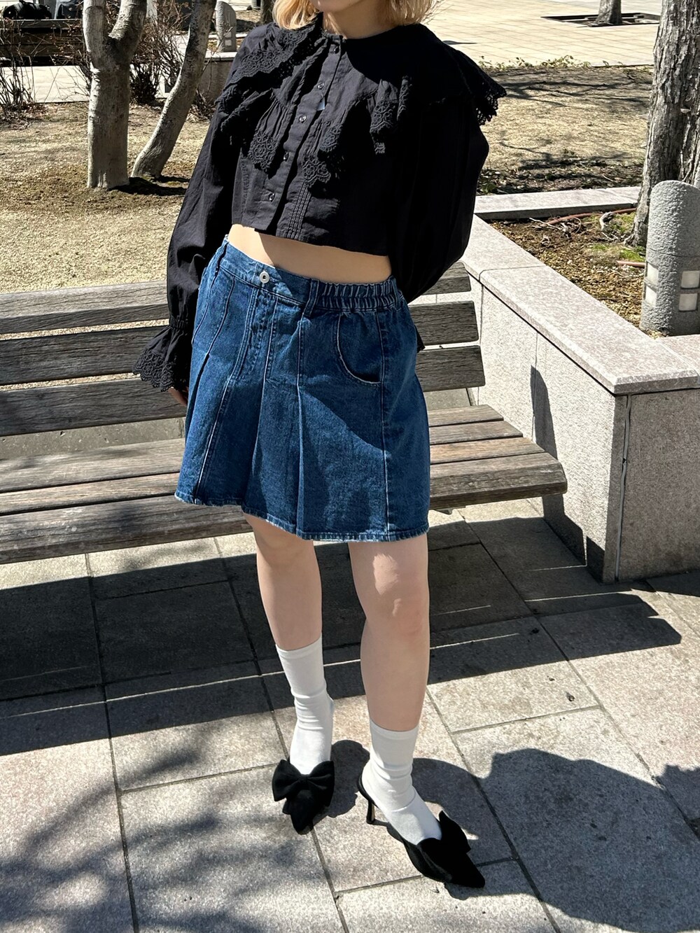 ホワイト系のシャツ/ブラウス、ブルー系のデニムスカートを着用したレディースの春コーディネートの2枚目の写真