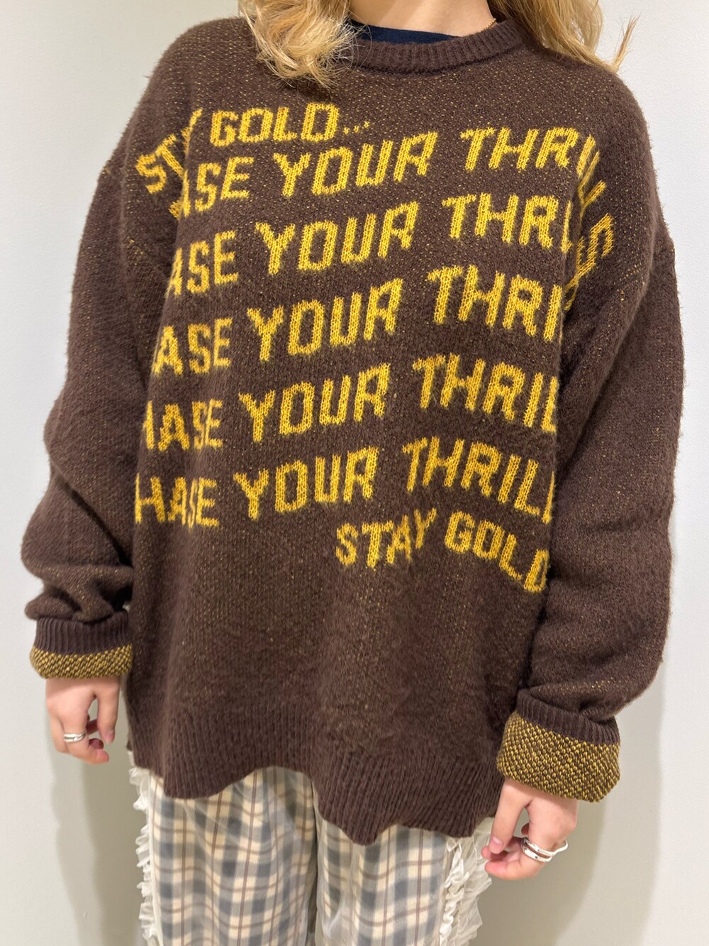ホワイト系のその他パンツ、ブラウン系のニット/セーターを着用したレディースの冬コーディネートの3枚目の写真