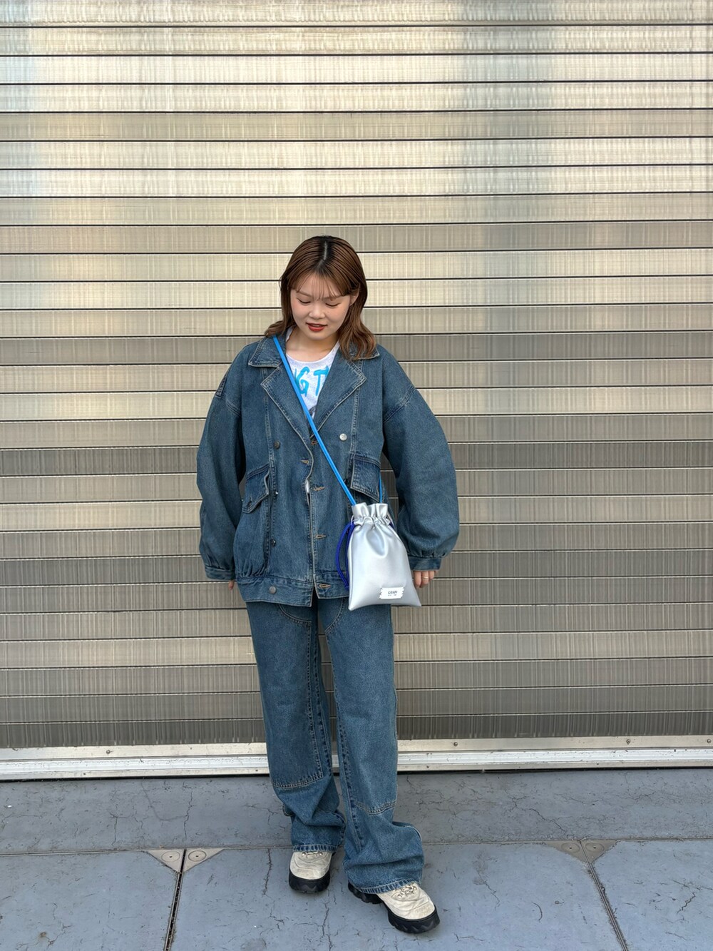 ブルー系のその他パンツ、シルバー系のショルダーバッグ、ブルー系のテーラードジャケットを着用したレディースの夏コーディネートの4枚目の写真