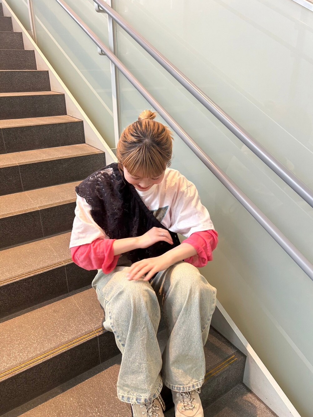 ブルー系のデニムパンツ、ホワイト系のTシャツ/カットソー、ブラック系の付け襟を着用したレディースの春コーディネートの4枚目の写真