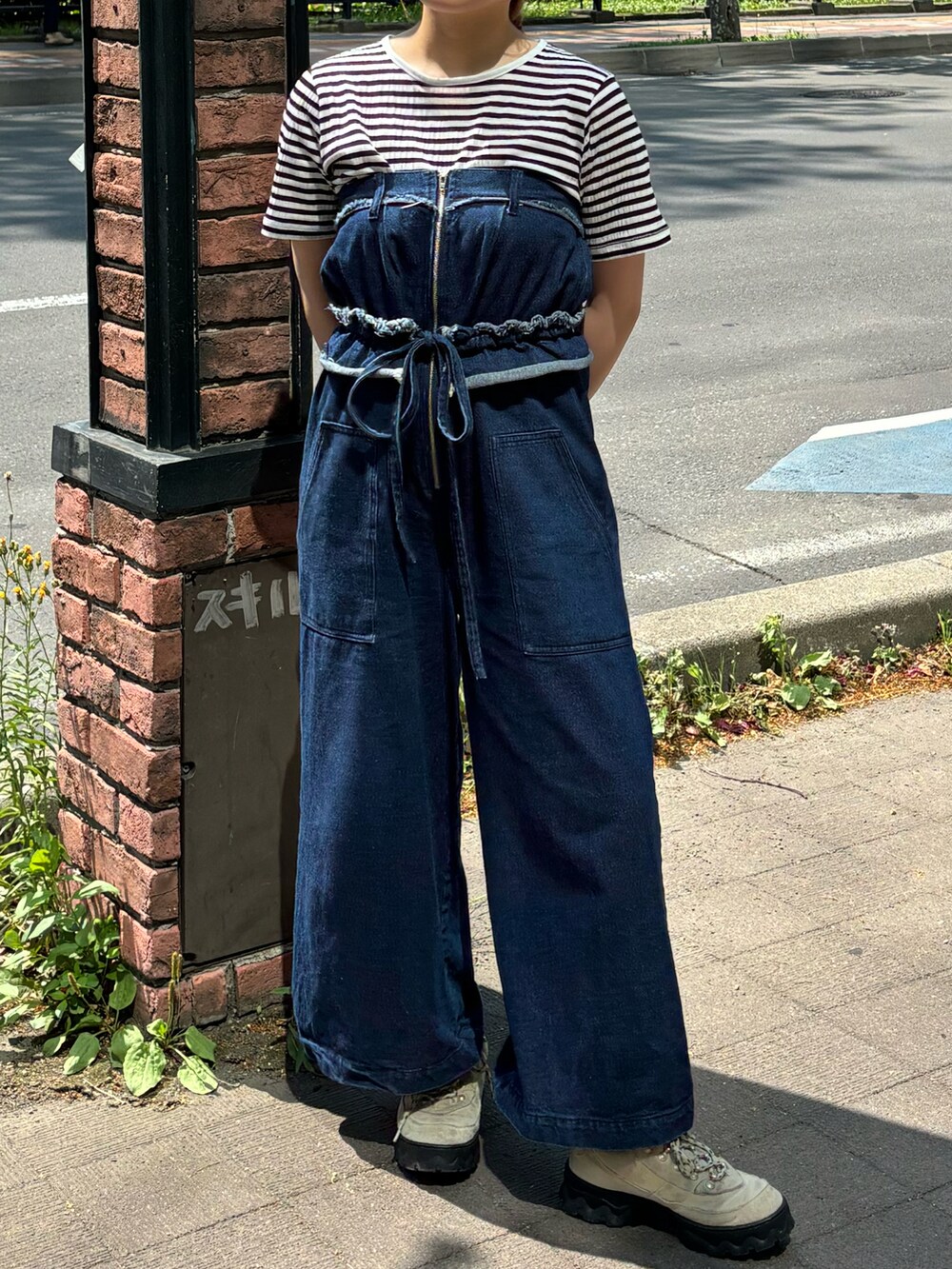 ブラック系のTシャツ/カットソー、ブルー系のサロペット/オーバーオールを着用したレディースの夏コーディネートの3枚目の写真