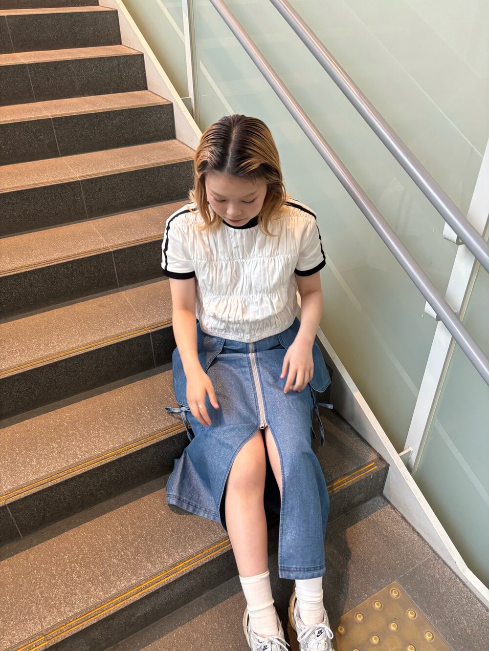 ホワイト系のTシャツ/カットソー、ブルー系のデニムスカートを着用したレディースの夏コーディネートの2枚目の写真