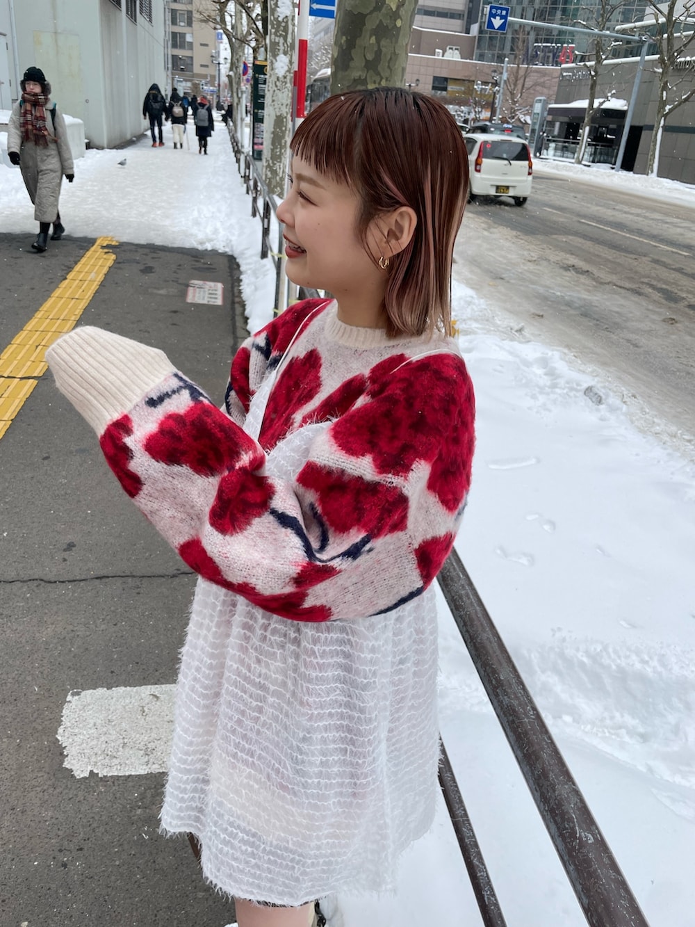 ホワイト系のワンピース/ドレス、ホワイト系のカーディガン/ボレロ、ブラウン系のカーゴパンツを着用したレディースの冬コーディネートの5枚目の写真