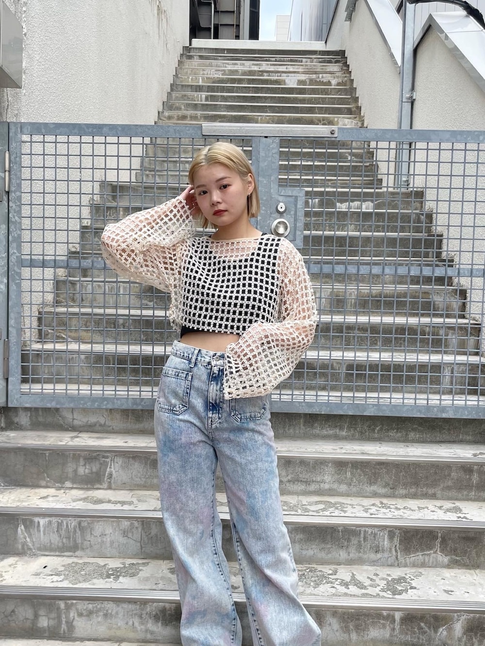 ブルー系のデニムパンツ、オレンジ系のワンピース、ブラック系のタンクトップを着用したレディースの夏コーディネートの3枚目の写真