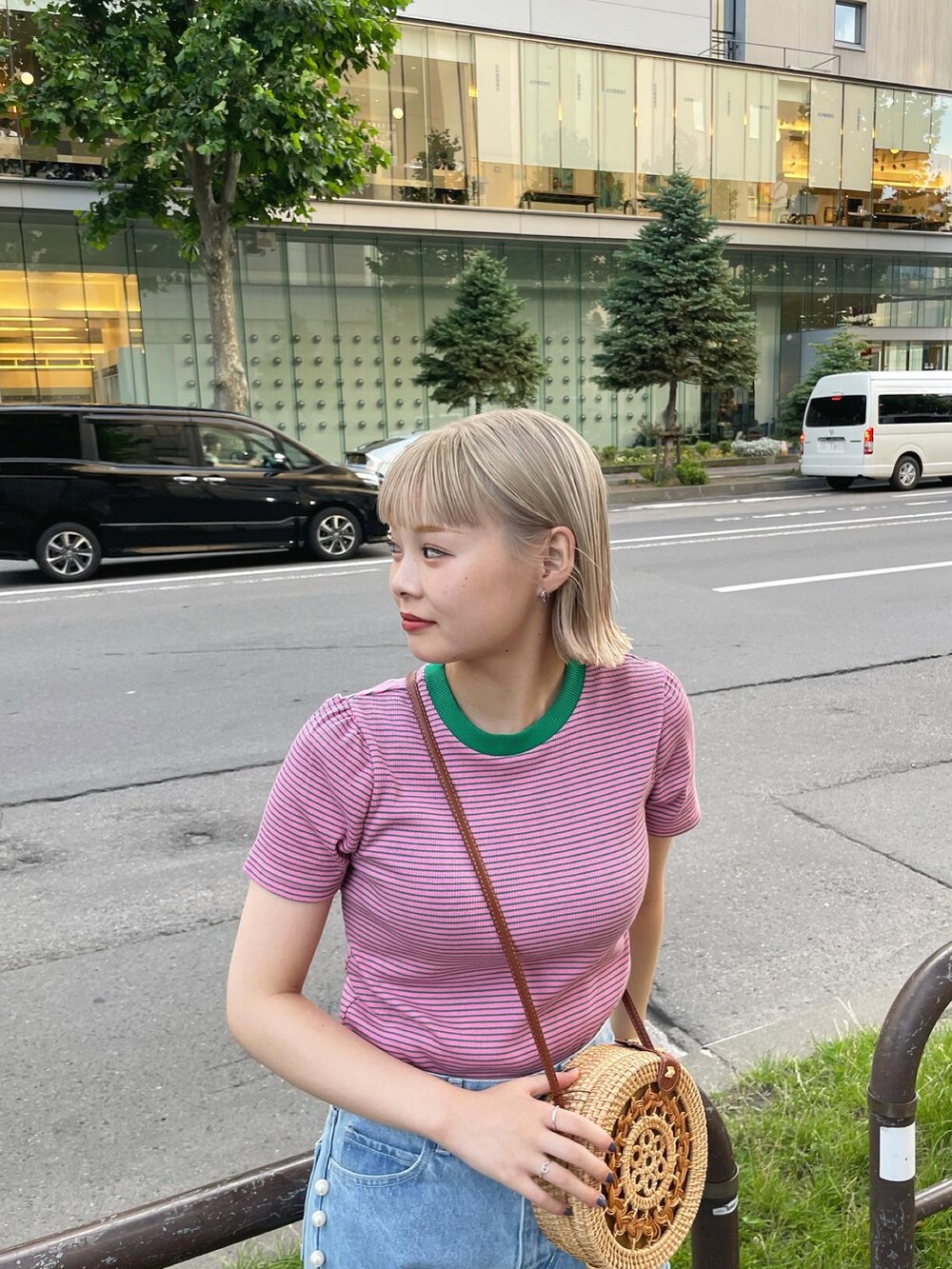 ブルー系のデニムパンツ、ベージュ系のかごバッグを着用したレディースの夏コーディネートの3枚目の写真