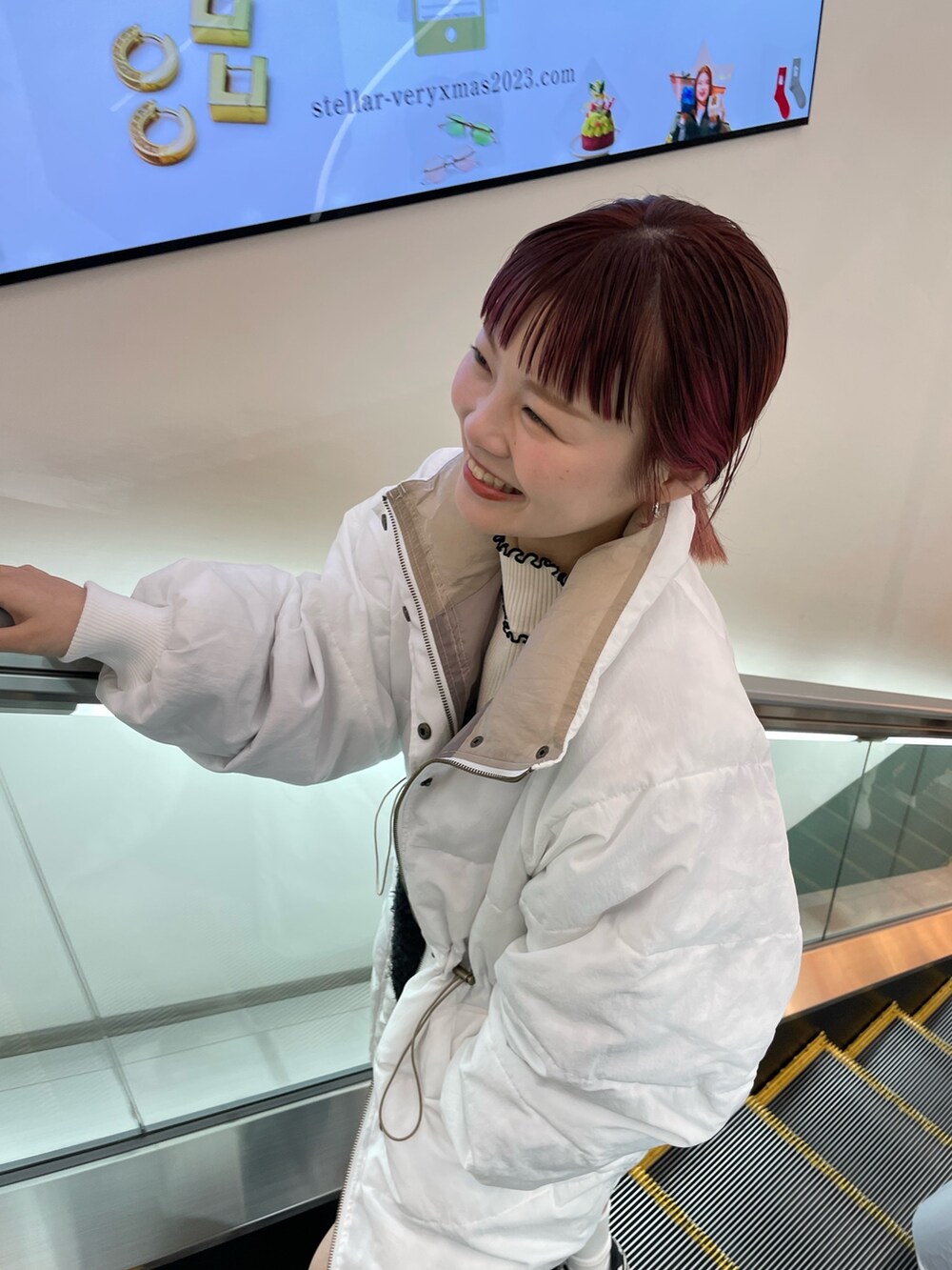 ブラック系のワンピース、ホワイト系のダウンジャケット/コート、ホワイト系のニット/セーターを着用したレディースの冬コーディネートの4枚目の写真