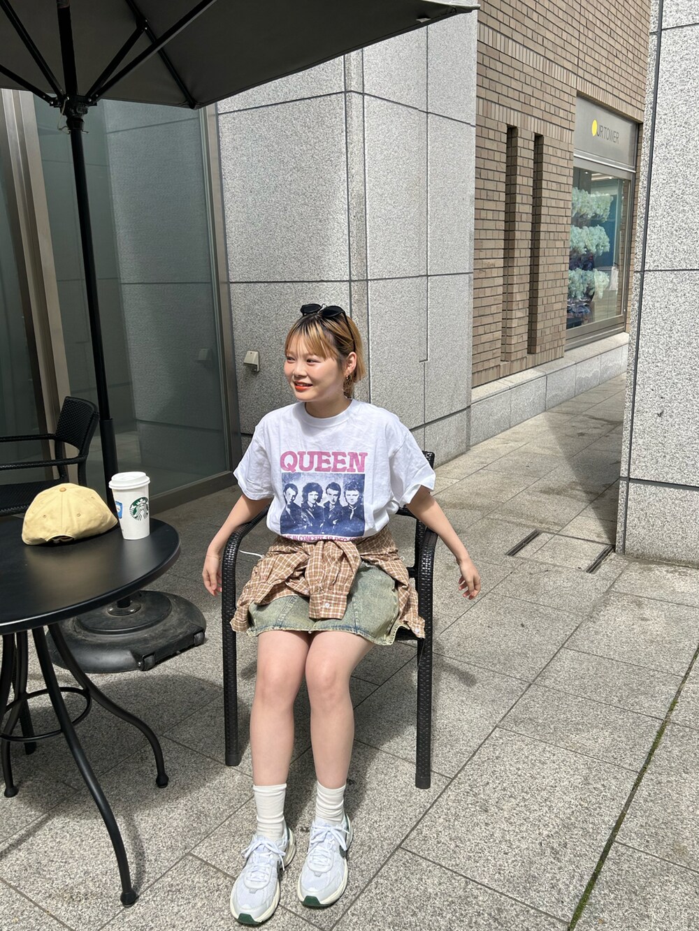 ホワイト系のTシャツ/カットソー、ブルー系のデニムスカート、グリーン系のシャツ/ブラウスを着用したレディースの春コーディネートの2枚目の写真