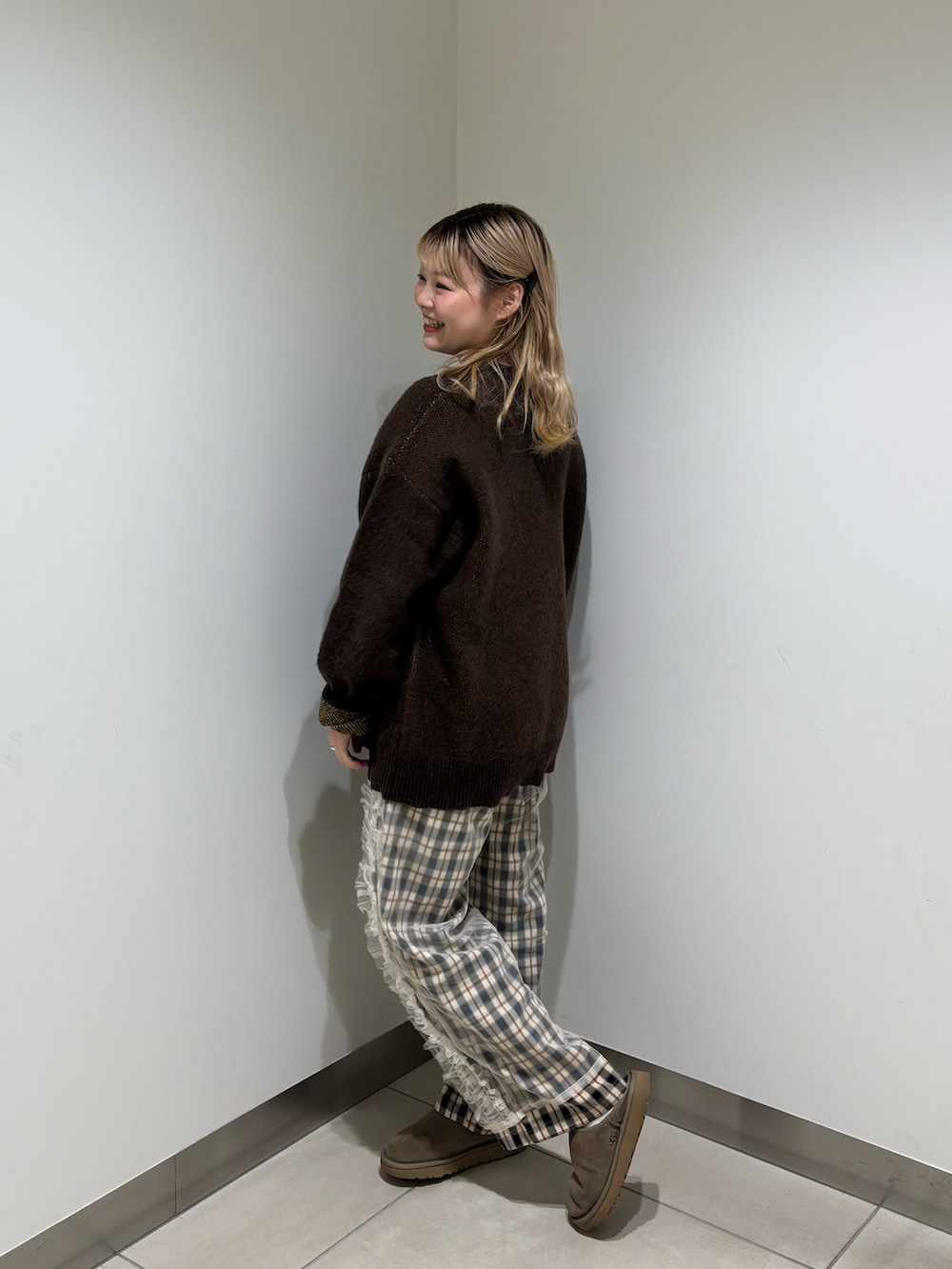 ホワイト系のその他パンツ、ブラウン系のニット/セーターを着用したレディースの冬コーディネートの2枚目の写真