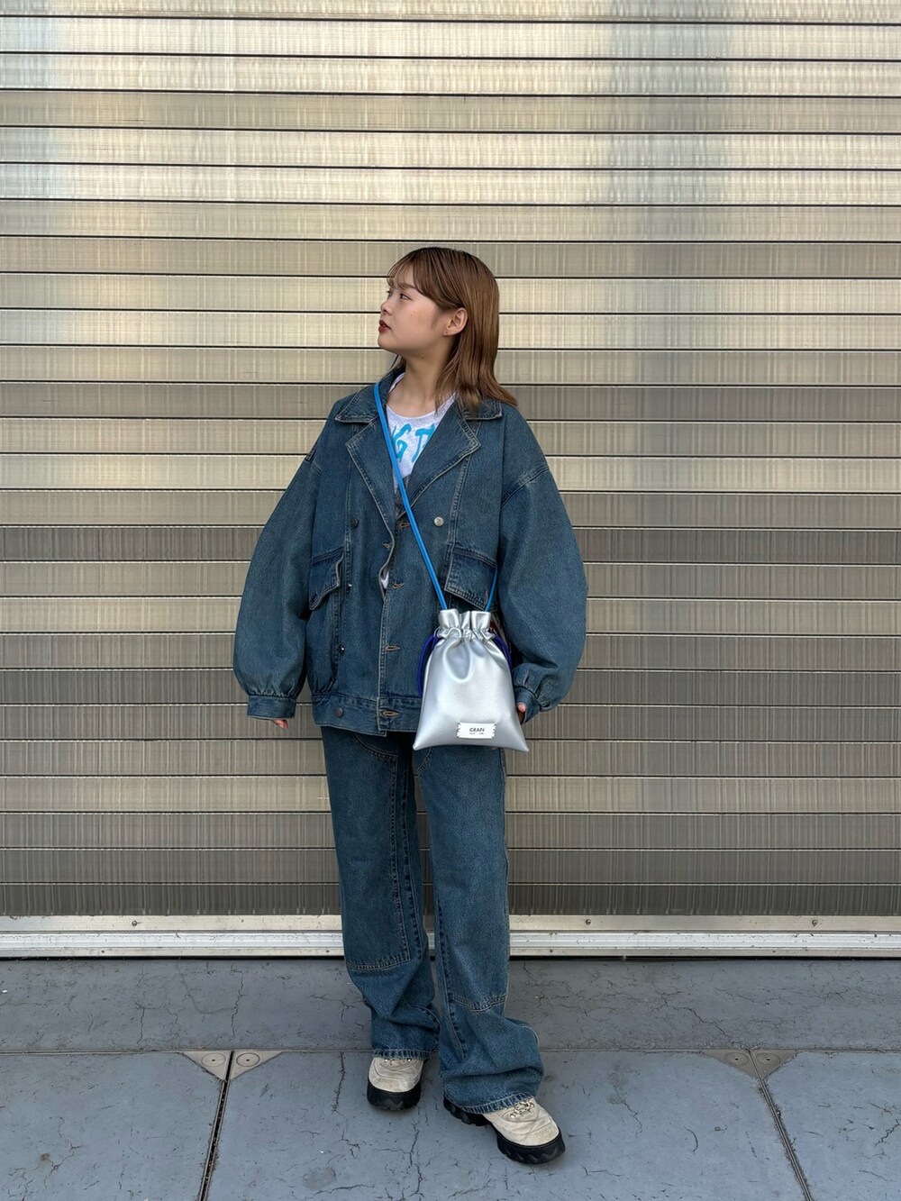ブルー系のその他パンツ、シルバー系のショルダーバッグ、ブルー系のテーラードジャケットを着用したレディースの夏コーディネートの3枚目の写真