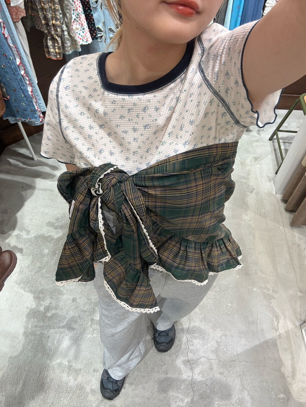 ベージュ系のワンピース、グレー系のスウェットパンツ、ベージュ系のバンダナ/スカーフを着用したレディースの春コーディネートの2枚目の写真