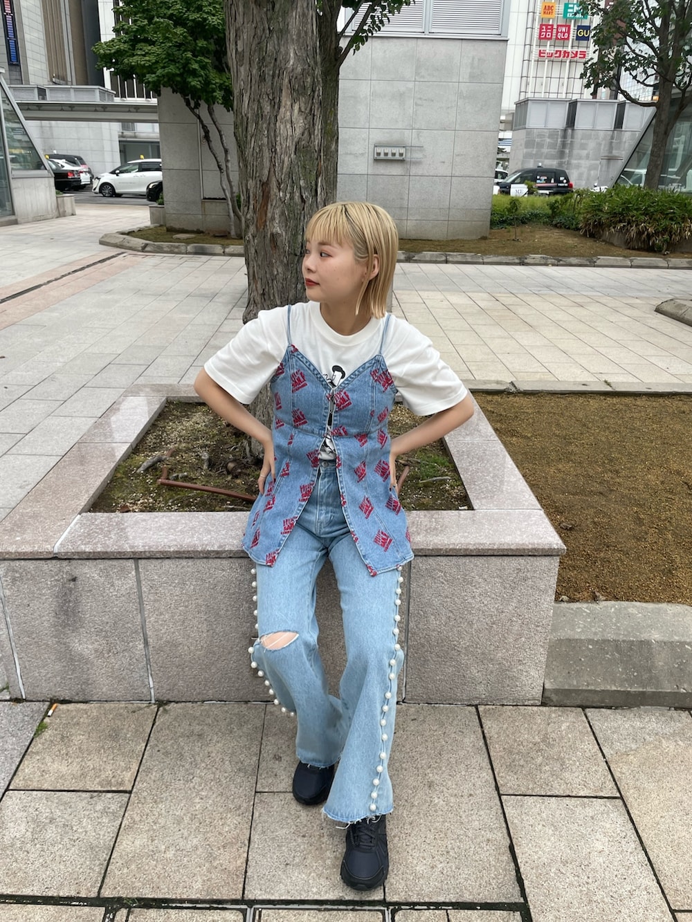 ホワイト系のTシャツ/カットソー、ブルー系のキャミソール、ブルー系のデニムパンツを着用したレディースの夏コーディネートの4枚目の写真