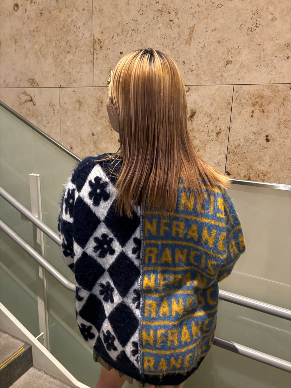 ブルー系のニット/セーター、ブラウン系のスカートを着用したレディースの秋コーディネートの4枚目の写真