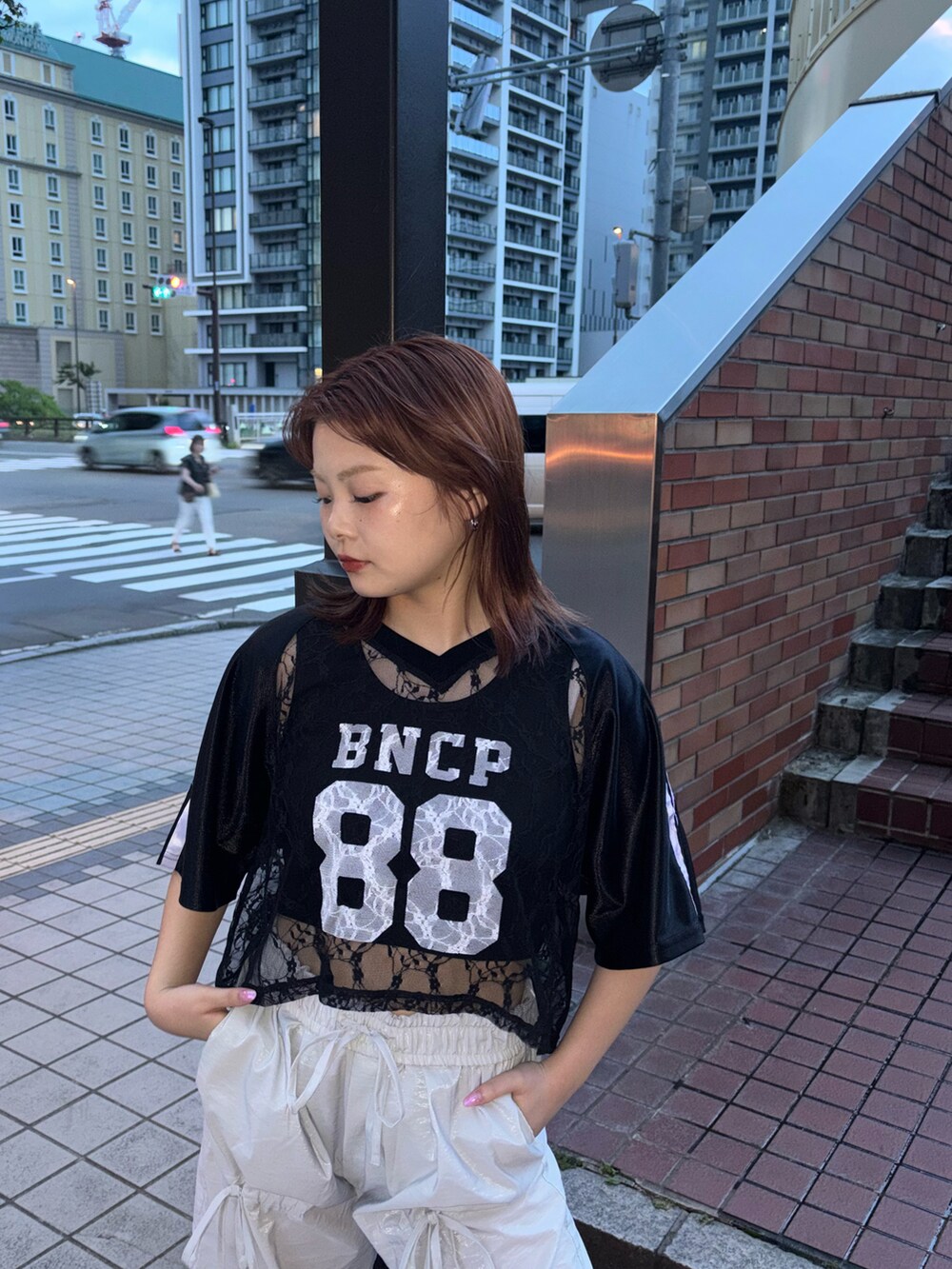グレー系のその他パンツ、ブラック系のTシャツ/カットソーを着用したレディースの夏コーディネートの3枚目の写真