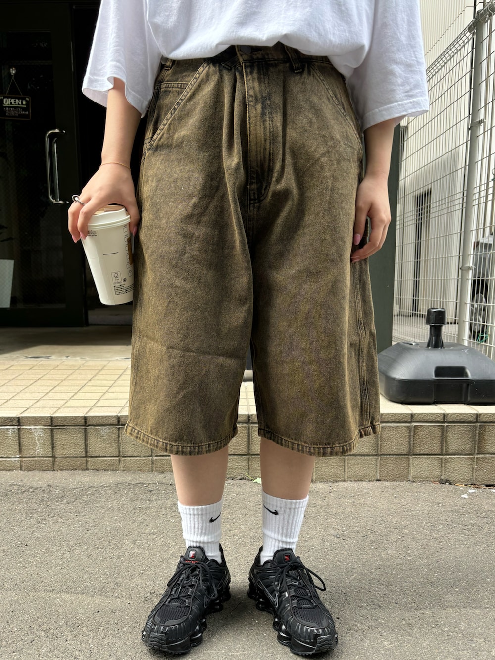 ホワイト系のTシャツ/カットソー、ブラウン系のデニムパンツを着用したレディースの夏コーディネートの3枚目の写真