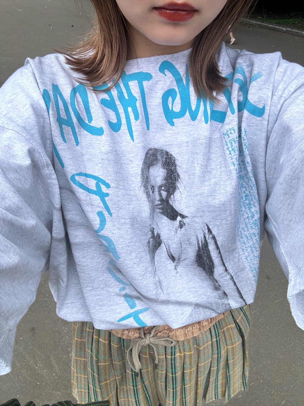 ブラウン系のスカート、ホワイト系のTシャツ/カットソーを着用したレディースの夏コーディネートの4枚目の写真