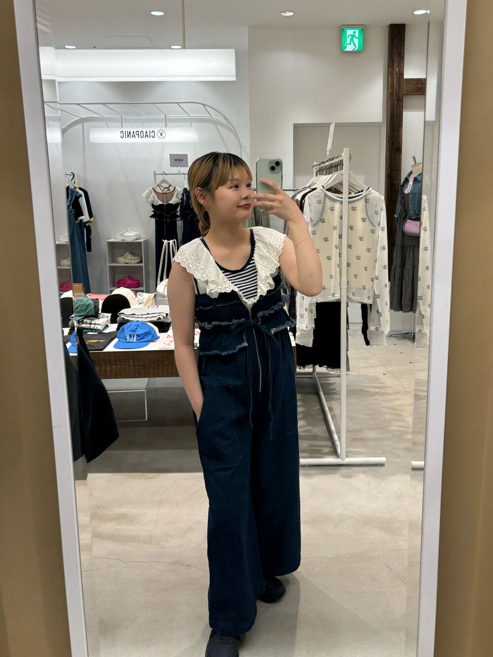 ブルー系のサロペット/オーバーオール、ホワイト系のシャツ/ブラウス、ブルー系のタンクトップを着用したレディースの春コーディネートの3枚目の写真