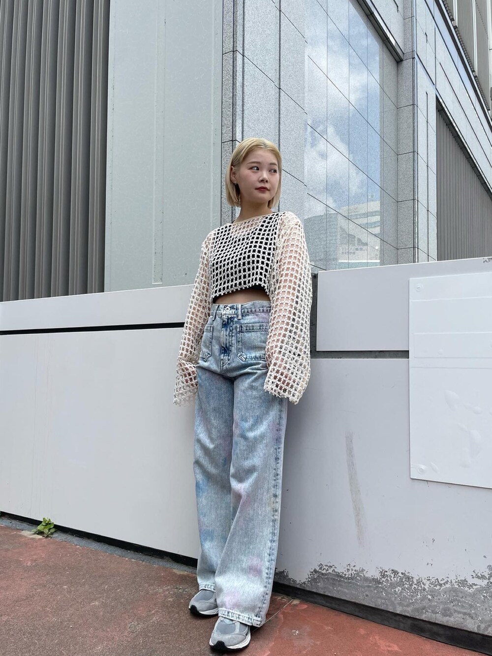 ブルー系のデニムパンツ、オレンジ系のワンピース、ブラック系のタンクトップを着用したレディースの夏コーディネートの2枚目の写真