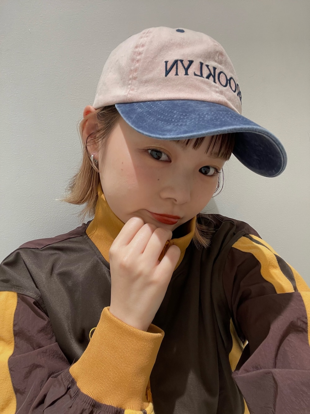 ブルー系のデニムスカート、ブラウン系のナイロンジャケット、ブラック系のTシャツ/カットソーを着用したレディースの冬コーディネートの4枚目の写真