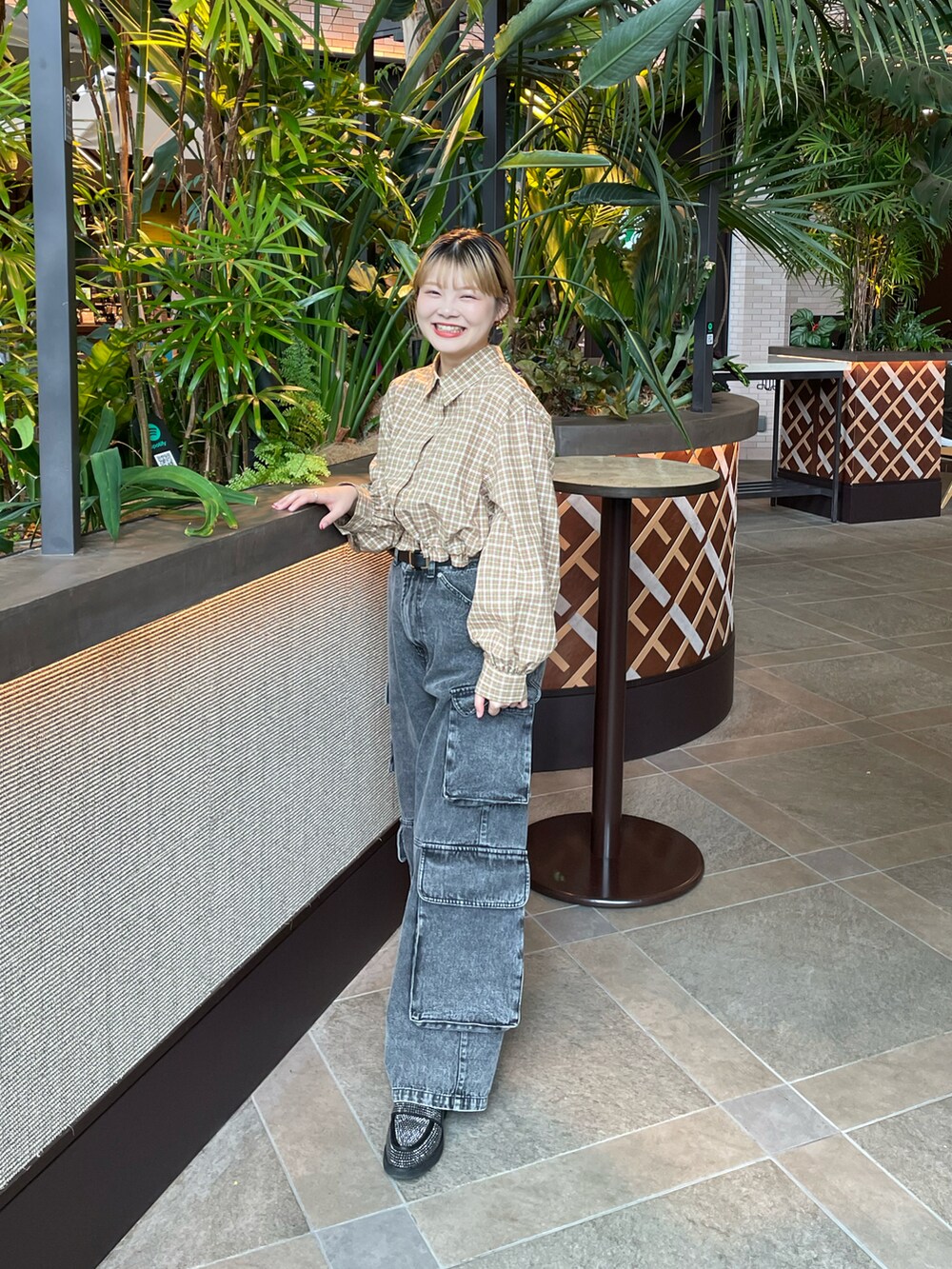 ブラック系のデニムパンツ、グリーン系のシャツ/ブラウスを着用したレディースの夏コーディネートの2枚目の写真