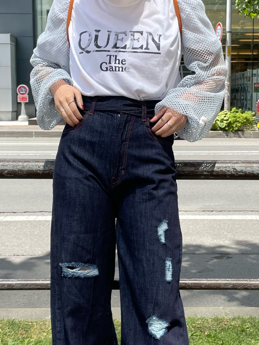 ブルー系のデニムパンツ、ホワイト系のTシャツ/カットソー、ブルー系のカーディガン/ボレロを着用したレディースの夏コーディネートの4枚目の写真