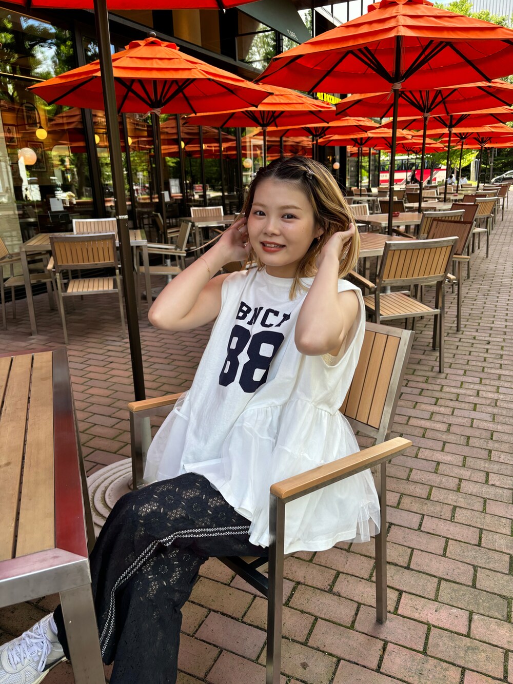 ホワイト系のTシャツ/カットソー、ブラック系のその他パンツを着用したレディースの夏コーディネートの3枚目の写真