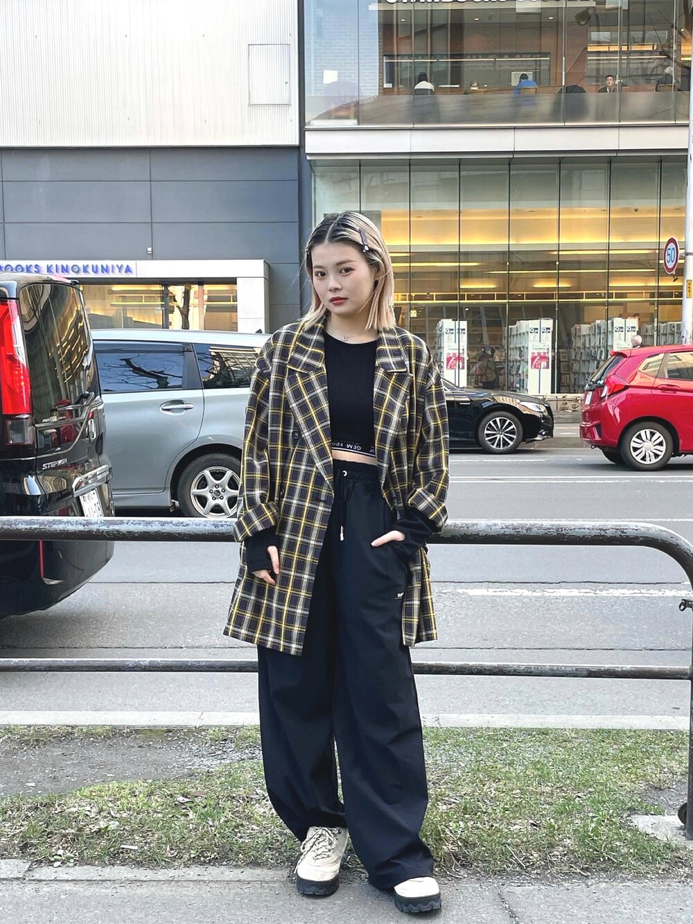 ブラック系のテーラードジャケット、ブラック系のTシャツ/カットソーを着用したレディースの春コーディネートの2枚目の写真