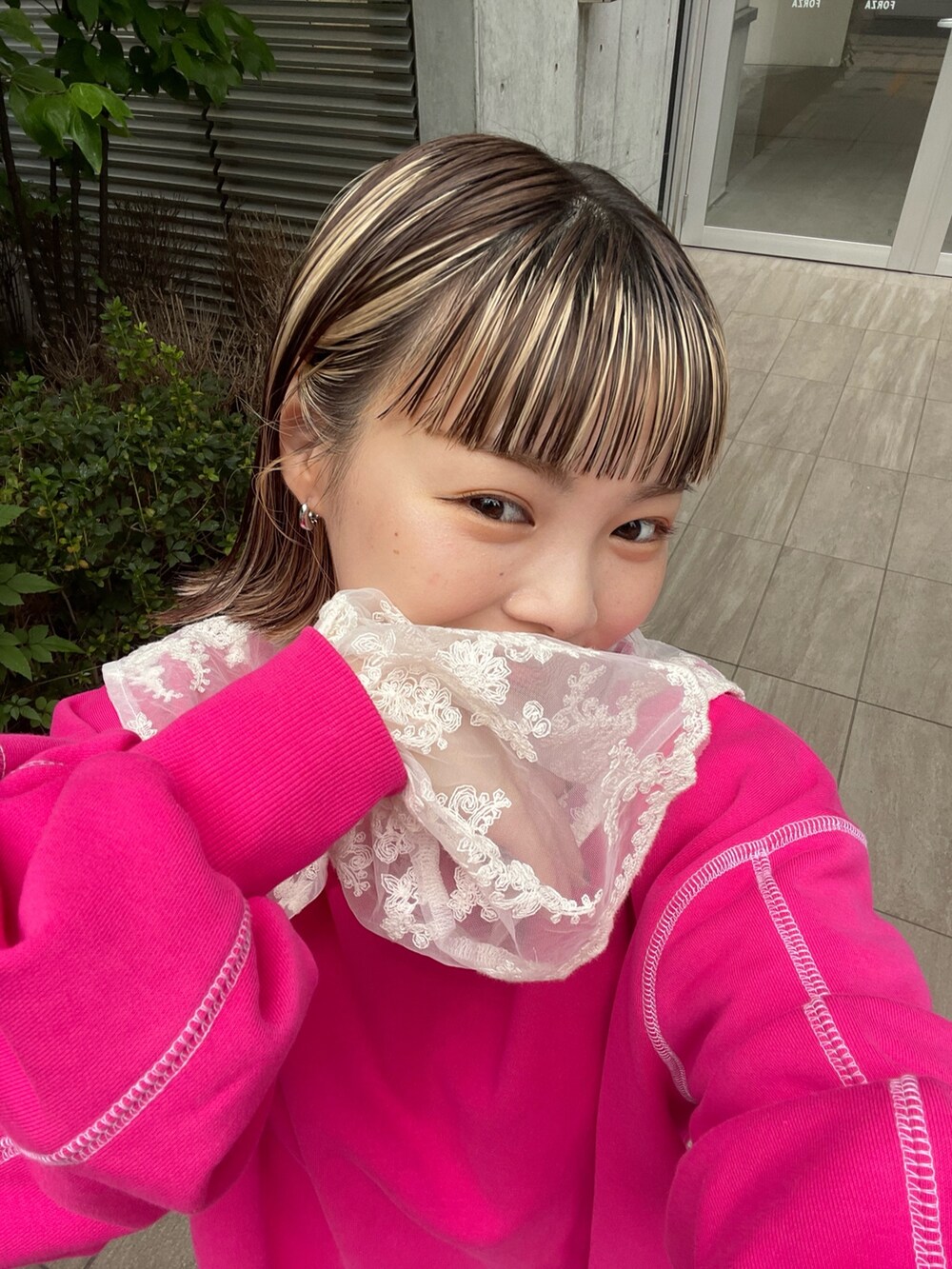 レッド系のスウェット、ホワイト系のシャツ/ブラウス、ブラック系のデニムスカートを着用したレディースの秋コーディネートの4枚目の写真