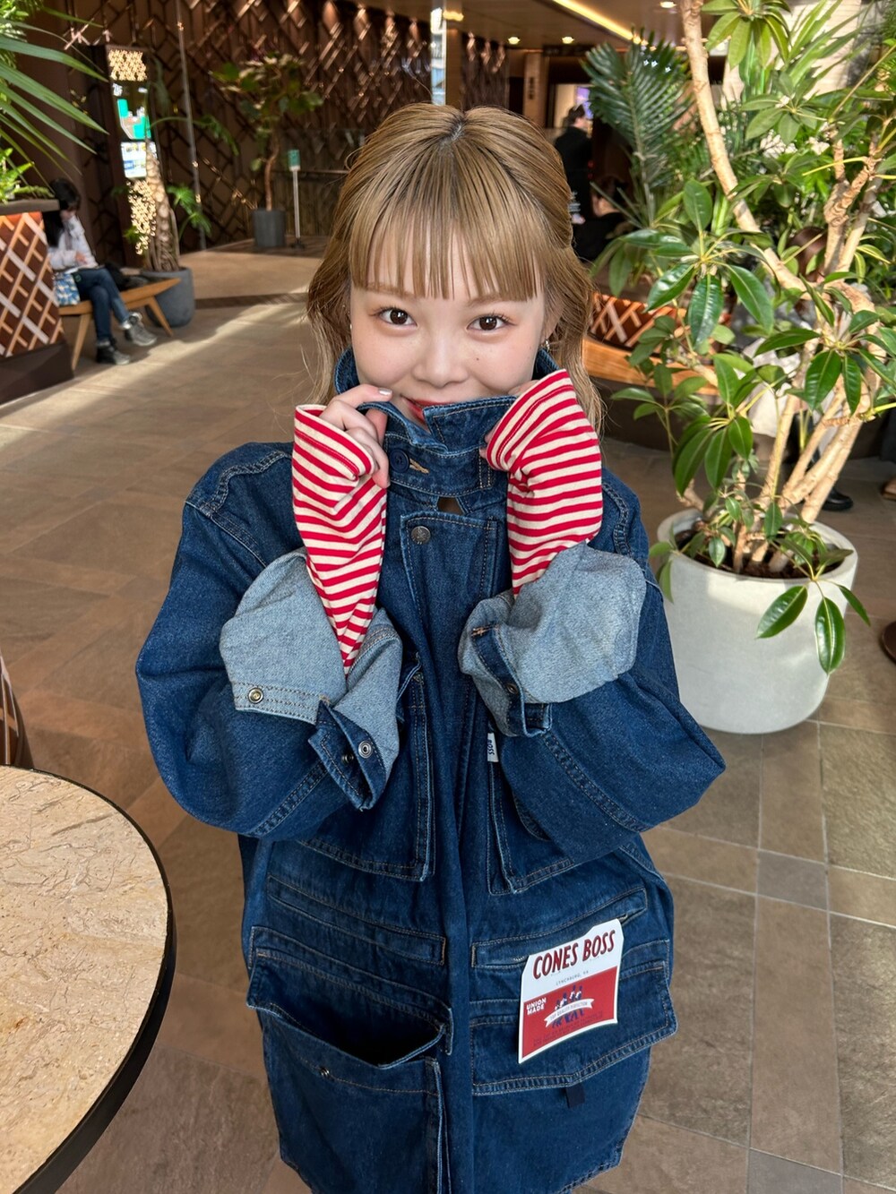 ブルー系のデニムジャケット、ブルー系のデニムスカート、レッド系のTシャツ/カットソーを着用したレディースの春コーディネートの4枚目の写真