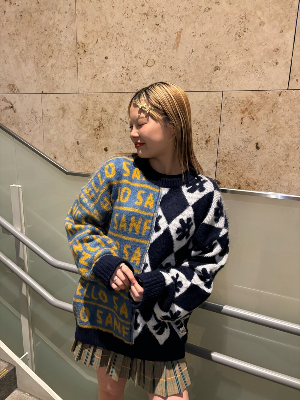 ブルー系のニット/セーター、ブラウン系のスカートを着用したレディースの秋コーディネートの3枚目の写真