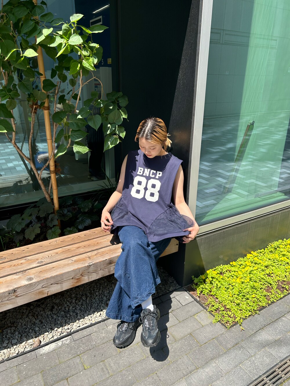 ブルー系のTシャツ/カットソー、ブルー系のサロペット/オーバーオールを着用したレディースの夏コーディネートの3枚目の写真