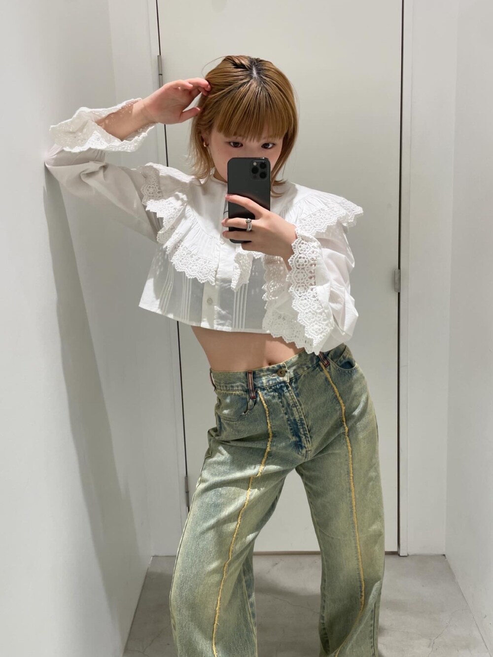 ブルー系のデニムパンツ、ホワイト系のシャツ/ブラウスを着用したレディースの春コーディネートの3枚目の写真